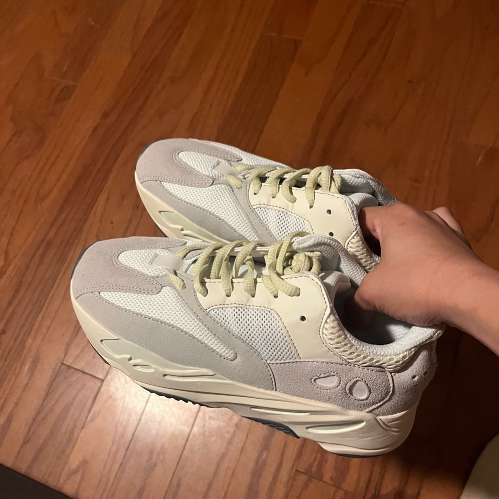 Yeezys 700 analog